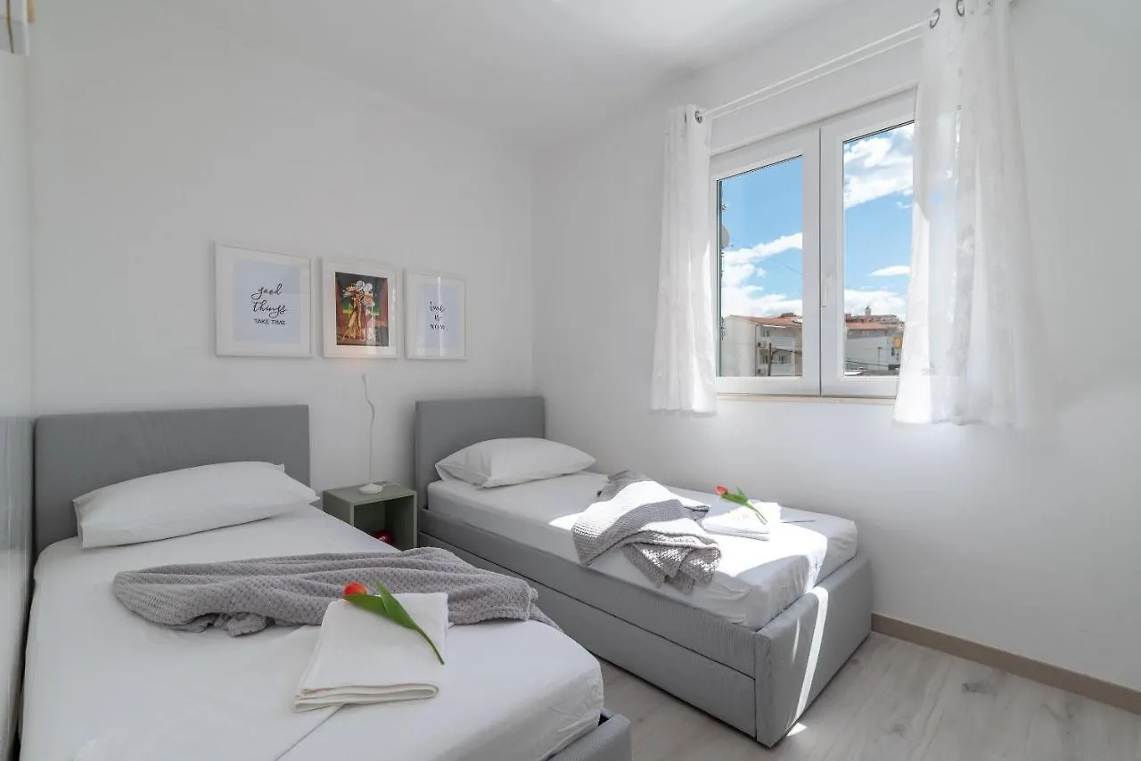Apartment Radic-Perfect Location For Summer Activities Trogir